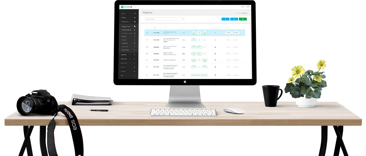 Mesa de PC con EviSane - Software para empresas de control de plagas y sanidad ambiental