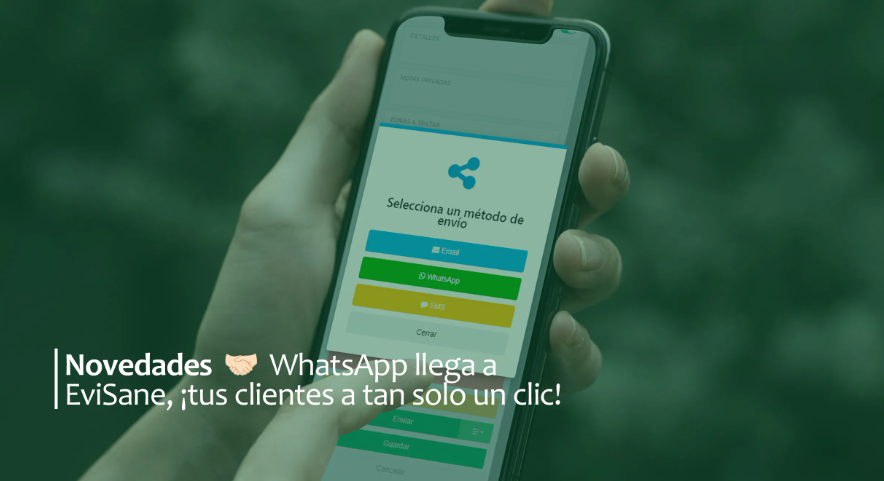 En la imagen aparece un movil sobre una mano con la app de Evisane, ahora como novedad, una de sus opciones de comunicación es vía WhatsApp.