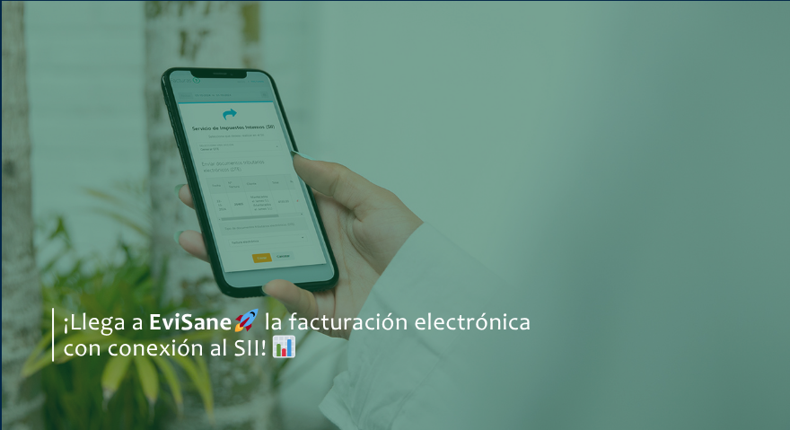 Imagen de unas manos de mujer con un teléfono con EviSane abierto, en el proceso de facturación del SII con un fondo neutro.