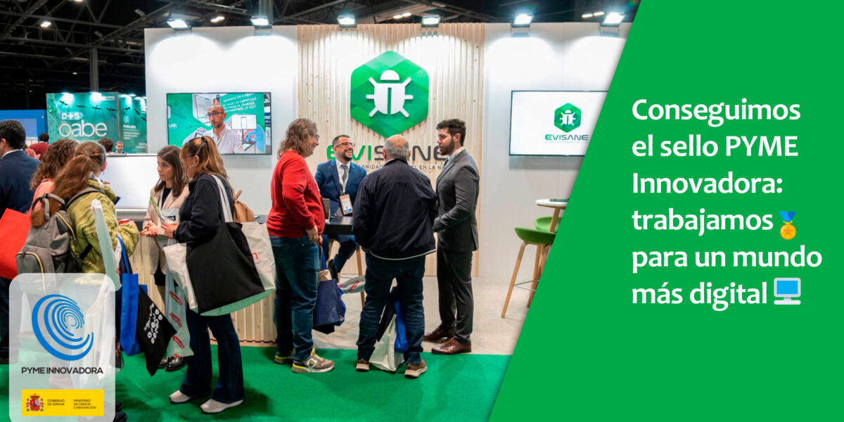 Stand de Evisane en una feria profesional, con varias personas conversando y un cartel que anuncia que