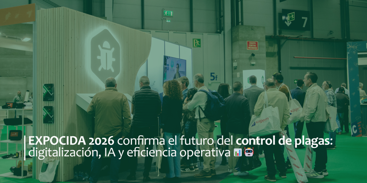 Stand de EviSane en EXPOCIDA 2026 con asistentes observando una demostración en directo sobre digitalización e inteligencia artificial en el control de plagas.