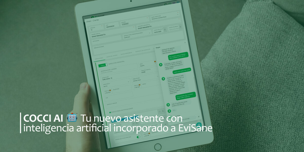 Imagen de un usuario sujetando una tablet en la que aparece una cuenta de usuario de EviSane. El usuario está usando el nuevo asistente de inteligencia artificial COCCI AI para crear una ficha de cliente nueva usando el micrófono incorporado.
