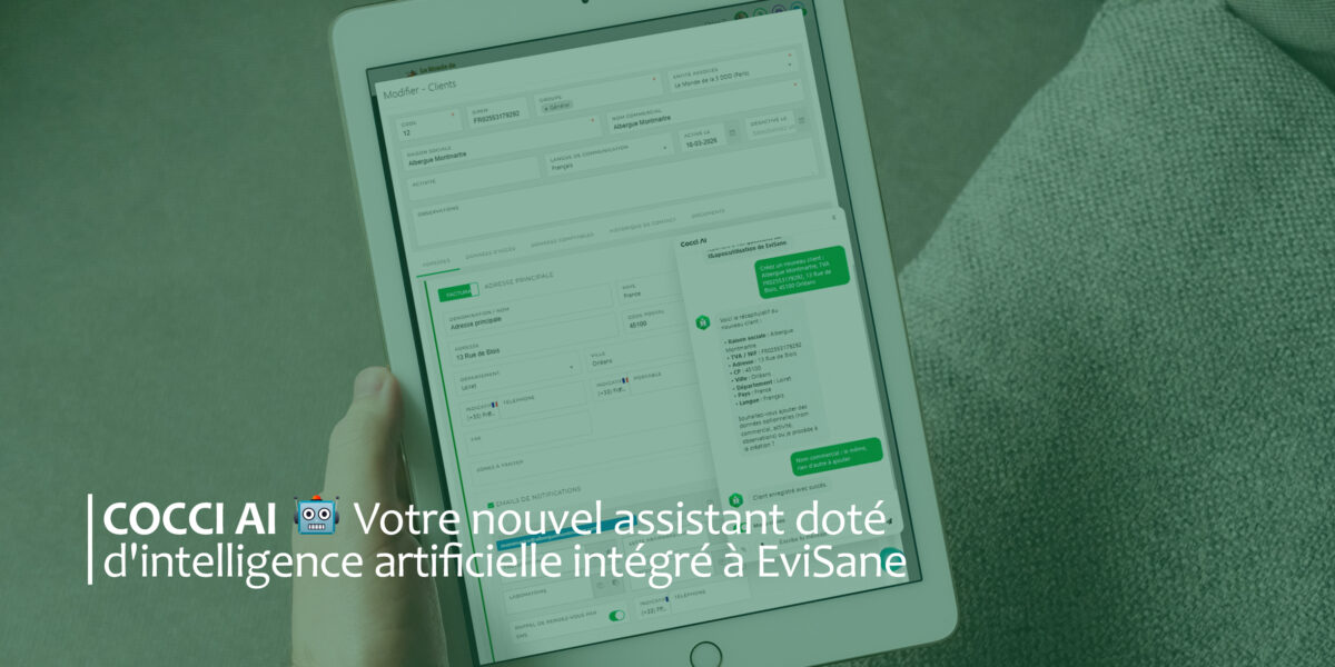 Image d’un utilisateur tenant une tablette sur laquelle apparaît un compte utilisateur EviSane. L’utilisateur utilise le nouvel assistant d’intelligence artificielle COCCI AI pour créer une nouvelle fiche client à l’aide du microphone intégré.