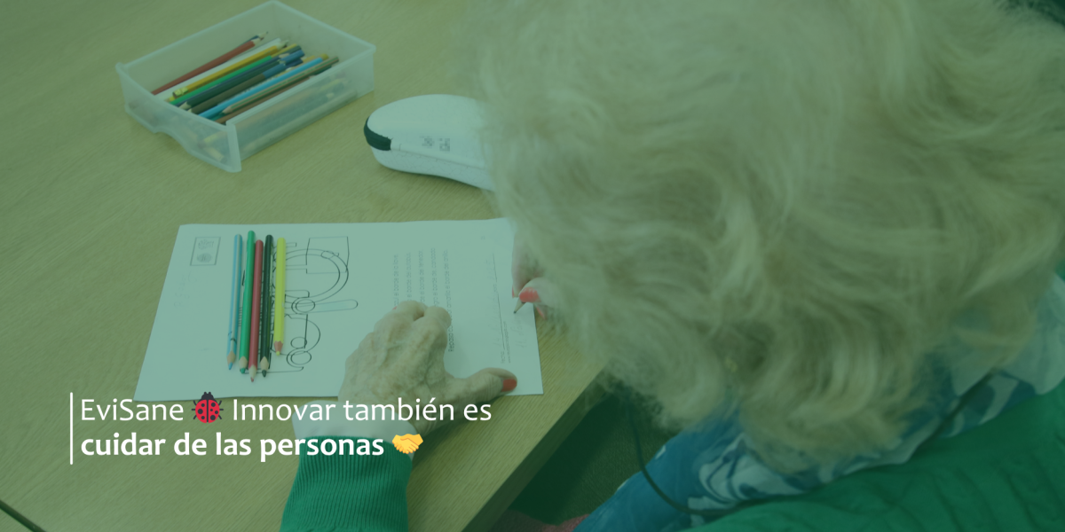Imagen de una persona anciana coloreando un dibujo para trabajar sus habilidades motrices, junto a un título que pone: Innovar también es cuidar de las personas. Nuestro granito de arena como parte de nuestro compromiso social